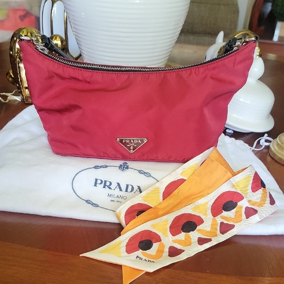Prada Red and Orange Shoulder Bag with Vibrant Design - Picture 14 of 15